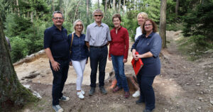 v.l.n.r.: Bürgermeister Peter Hießberger, Direktorin Petra Schrott, Fritz und Manuela Kerndler, Direktorin Ursula Wimmer und Professor Alexandra Krenn-Leeb.