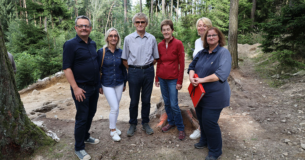 v.l.n.r.: Bürgermeister Peter Hießberger, Direktorin Petra Schrott, Fritz und Manuela Kerndler, Direktorin Ursula Wimmer und Professor Alexandra Krenn-Leeb.