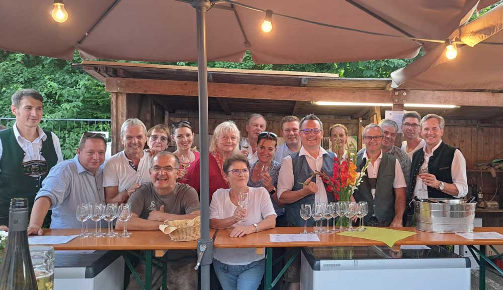 Beim Bier- und Weinfest wurde bei den Wölblinger Winzern gemeinsam gefeiert. Im Bild v.l.n.r.: 2. Bürgermeister Wolfgang Fegg, Vizebürgermeister Manuel Erber, Bürgermeister a.D. Herbert Erber, Wilfriede Hießberger, Ernst Schabasser, geschäftsführende Gemeinderätin Birgit Hammerl, Helene Klebinder, Irmi Schlager, Giselher Cramer, Gemeinderätin Verena Gölß, geschäftsführender Gemeinderat Michael Burger, Bürgermeister Peter Hießberger, Elisabeth Püreschitz, Jochen Hromatka, Rudolf Müllner, Dieter Püreschitz und 1. Bürgermeister Thomas Weber. Fotocredit: Sonja Hießberger