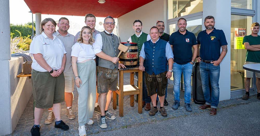 Bieranstich beim Bauernmarkt 2025 durch Bürgermeister Peter Hießberger©Manfred Hanus.jpg