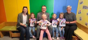 Wölblings Kindergartenkinder sind sichtbar im Straßenverkehr